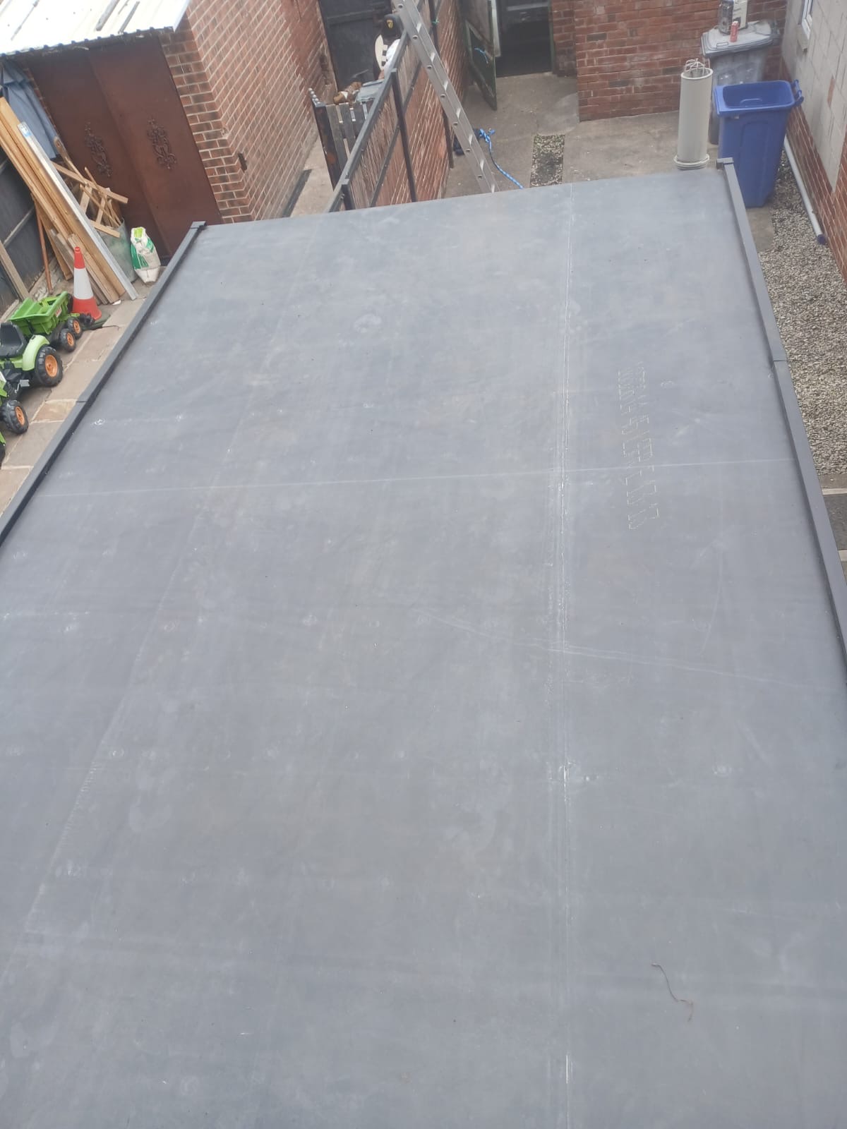 Flat roof covered with grey EPDM rubber membrane